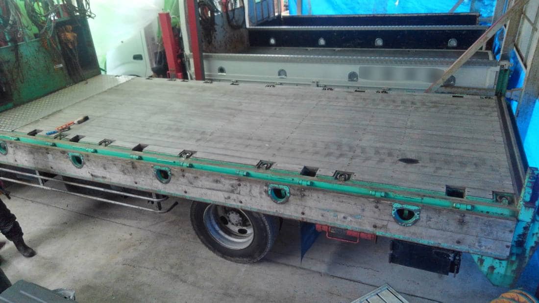 トラック荷台